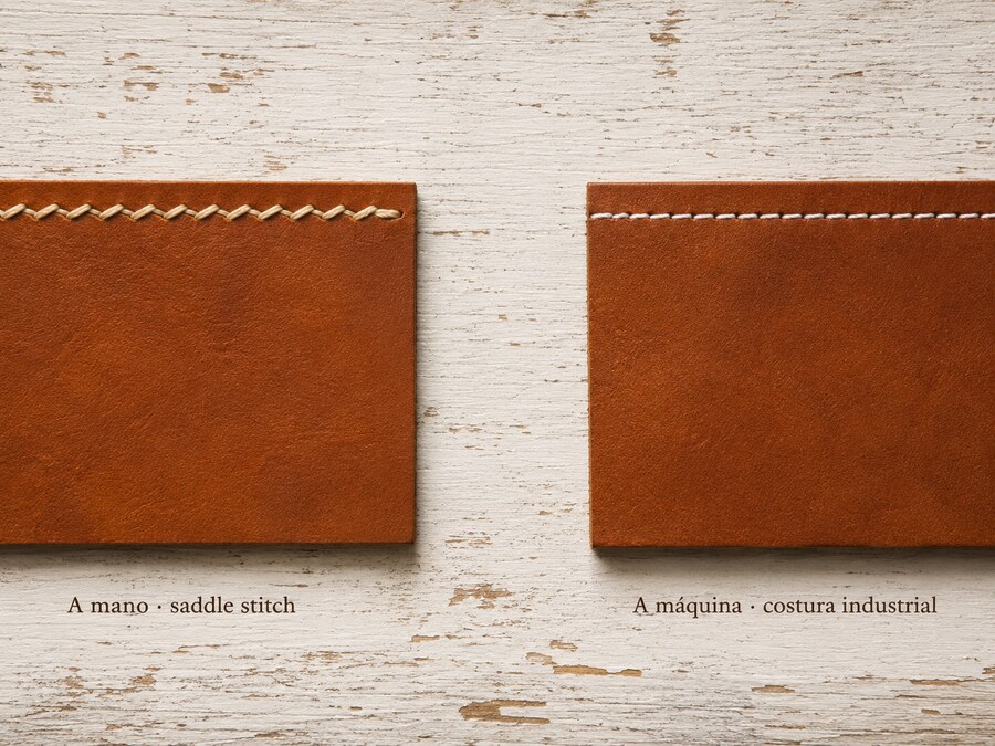 Comparativa lado a lado: costura saddle stitch hecha a mano vs costura a máquina industrial sobre cuero