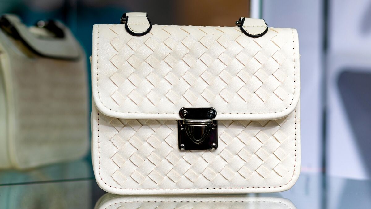 Bolso de cuero con tejido intrecciato — patrón entrecruzado de tiras de cuero que Bottega Veneta popularizó en los años 70