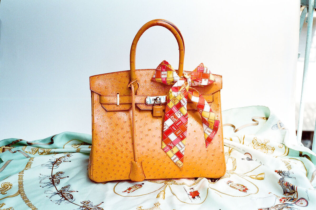 Birkin de Hermès en cuero de avestruz — el bolso artesanal más icónico de la historia, creado en 1984 tras la conversación entre Jane Birkin y Jean-Louis Dumas