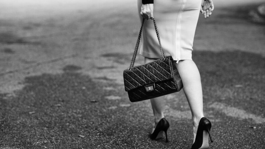 Chanel 2.55 — el primer bolso de lujo con correa de cadena dorada, lanzado por Coco Chanel en febrero de 1955