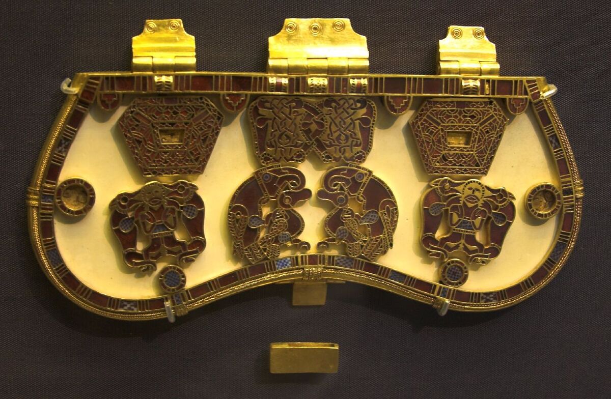 Tapa del bolso del tesoro de Sutton Hoo (625 d.C.) — herrajes de oro y granates, ejemplo de artesanía medieval en cuero y metal
