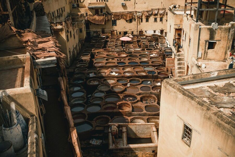 Vista aérea de las curtidurías de Fez con sus pozos de tinte tradicionales