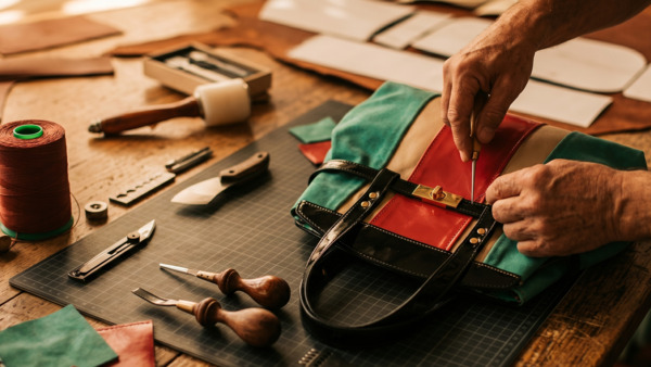 Artesano trabajando cuero a mano — qué es la marroquinería artesanal