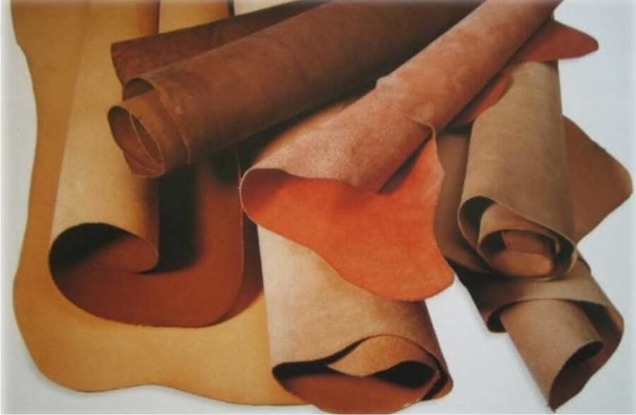 Cuero curtido al vegetal en distintos tonos naturales — material principal para marroquinería artesanal